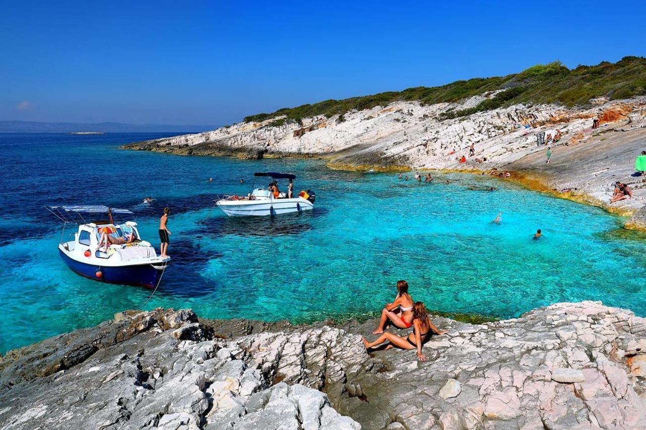 Apartments Dea Caeli Vela Luka Esterno foto
